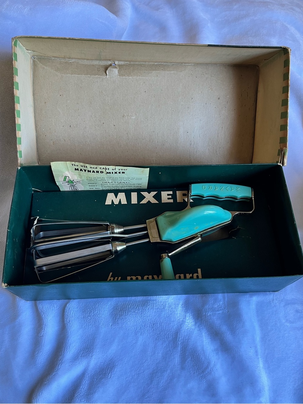 Boxed MCM Vintage Maynard "Speed Mixer" Hand Crank Mixer Egg Beater, Turquoise